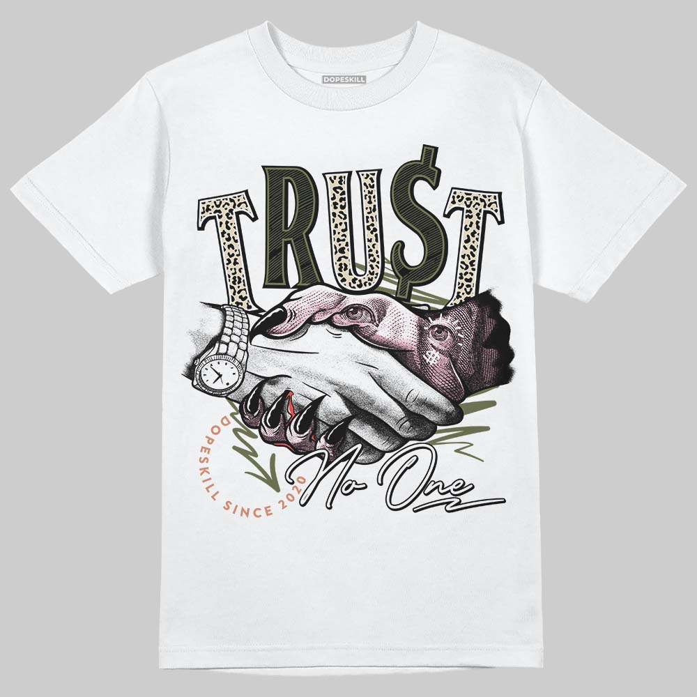 SB Dunk Low Pro x Arts-Rec Skateshop Rust Pink and Rough Green DopeSkill T-Shirt Trust No One Graphic Streetwear - White