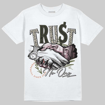 SB Dunk Low Pro x Arts-Rec Skateshop Rust Pink and Rough Green DopeSkill T-Shirt Trust No One Graphic Streetwear - White 